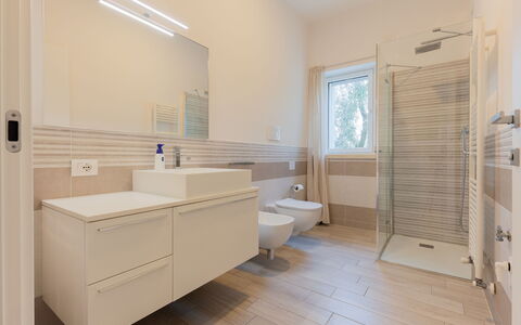 Brenzone 699: Badezimmer, Zimmer, Eigentum, Interior Design, Fussboden, Fliese, Möbel, Gebäude, Grundeigentum, Die Architektur