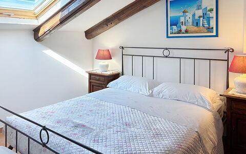 Il Ghiro: Bett, Möbel, Schlafzimmer, Interior Design, Holz, Bedding, Flooring, Bettdecke, Fussboden, Zimmer