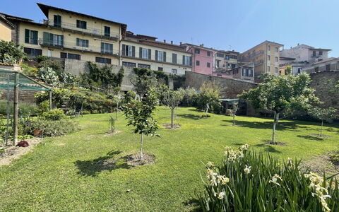 Il Ghiro: Pflanze, Himmel, Eigentum, Gebäude, Natur, Fenster, Natürliche Landschaft, Grundstueck, Vegetation, Baum