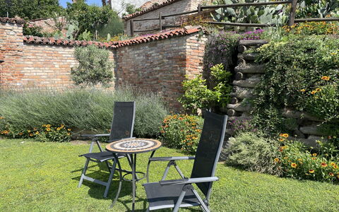 Il Ghiro: Pflanze, Eigentum, Möbel, Natur, Tabelle, Tisch Im Freien, Stuhl, Baum, Natürliche Landschaft, Gartenmöbel