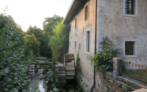 Casa del Ligustro: Himmel, Wolke, Gebäude, Eigentum, Fenster, Holz, Tabelle, Haus, Schatten, Gartenmöbel