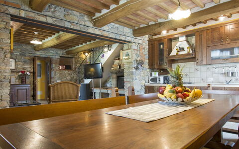 Daussiè: Zimmer, Eigentum, Gebäude, Decke, Strahl, Countertop, Interior Design, Zuhause, Möbel, Holz