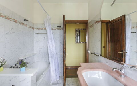 Agrumi: Armatur, Zapfhahn, Eigentum, Badewanne, Sinken, Badezimmer, Bad Sink, Gebäude, Interior Design
