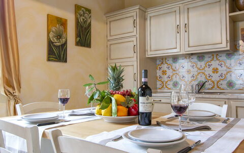 L' Ulivo: Eigentum, Möbel, Geschirr, Cabinetry, Pflanze, Countertop, Küche, Dishware, Gebäude, Interior Design