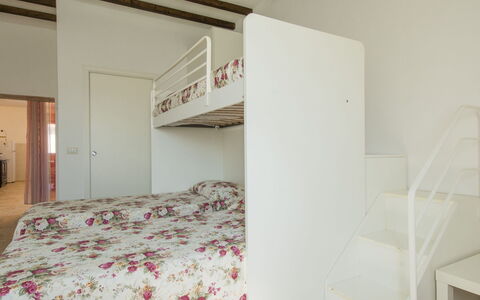 Pomarance 648: Schlafzimmer, Bett, Zimmer, Eigentum, Möbel, Bettdecke, Wand, Bettrahmen, Interior Design, Haus