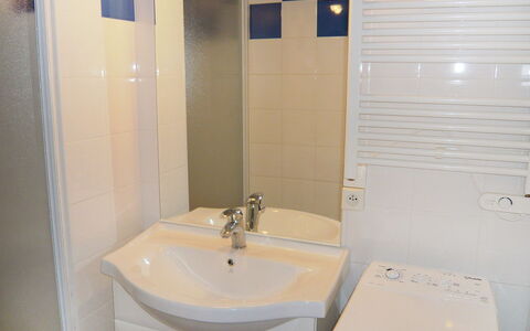 Lacanau 600: Badezimmer, Eigentum, Zimmer, Fliese, Sinken, Bad Sink, Zapfhahn, Armatur, Wand, Toilette