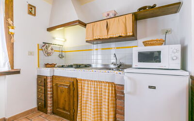 Rossogiallo 649.1: Cabinetry, Countertop, Eigentum, Küche, Küchengerät, Haushaltsgerät, Holz, Herd, Beleuchtung, Sinken
