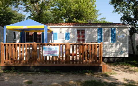 Camping Thurium: Himmel, Eigentum, Fenster, Pflanze, Gebäude, Baum, Holz, Schatten, Hütte, Abstellgleis