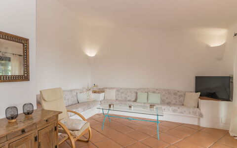 Mimosa: Tabelle, Möbel, Eigentum, Couch, Bilderrahmen, Holz, Komfort, Interior Design, Beleuchtung, Beige