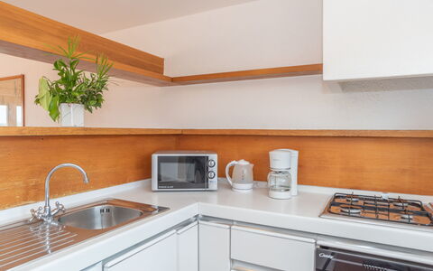 Palau 692: Spüle, Cabinetry, Eigentum, Sinken, Countertop, Weiss, Küche, Pflanze, Zapfhahn, Küchengerät