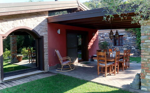 Villa Monterosso (Imp420): Pflanze, Eigentum, Möbel, Gebäude, Himmel, Schatten, Baum, Stuhl, Holz, Gartenmöbel