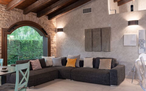 Villa Monterosso (Imp420): Möbel, Interior Design, Couch, Flooring, Wand, Fussboden, Wohnzimmer, Holz, Zuhause, Decke
