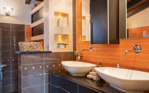 Villa Monterosso (Imp420): Interior Design, Badezimmer, Armatur, Bad Sink, Sinken, Flooring, Wand, Countertop, Zapfhahn, Light Fixture