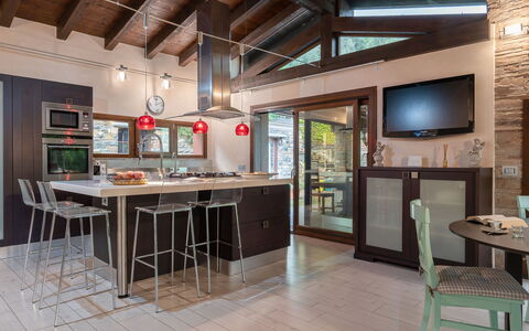 Villa Monterosso (Imp420): Möbel, Küche, Interior Design, Flooring, Light Fixture, Countertop, Decke, Holz, Stuhl, Zuhause