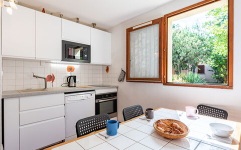 Lacanau 900: Cabinetry, Eigentum, Möbel, Countertop, Sinken, Zapfhahn, Küche, Holz, Spüle, Interior Design