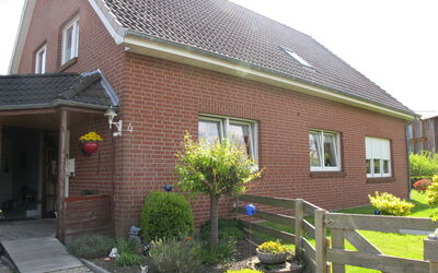 Hooksiel 607: Pflanze, Gebäude, Eigentum, Fenster, Himmel, Tür, Blume, Hütte, Haus, Holz