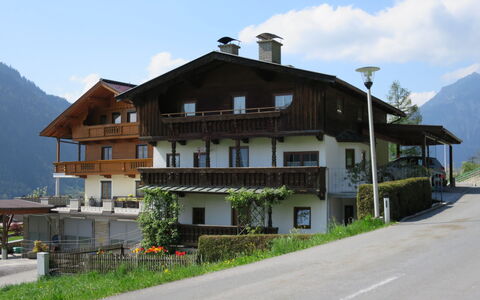 Comfortappart Eberharter: Pflanze, Himmel, Gebäude, Wolke, Fenster, Berg, Haus, Baum, Grundstueck, Nachbarschaft