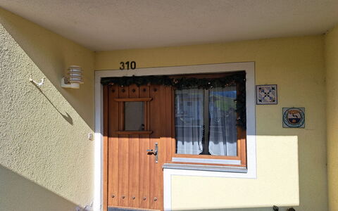 Ragusa: Eigentum, Gebäude, Fenster, Holz, Schatten, Interior Design, Farbe, Fussboden, Holzbeize