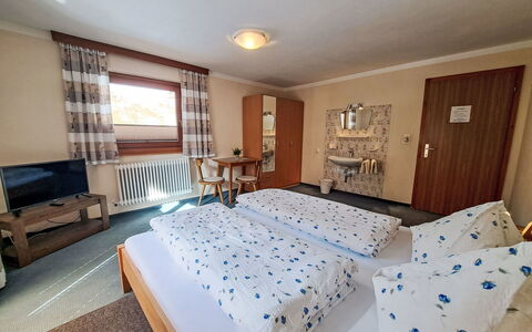Babsi: Möbel, Interior Design, Zuhause, Bett, Schlafzimmer, Wohnung, Bettrahmen, Bedding, Bettdecke, Hotel