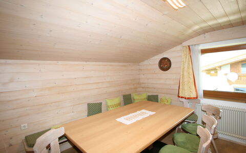 Klocker: Tabelle, Möbel, Eigentum, Holz, Stuhl, Interior Design, Gebäude, Flooring, Fussboden, Haus