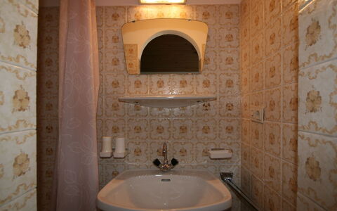 Klocker: Braun, Armatur, Sinken, Zapfhahn, Bad Sink, Spiegel, Badezimmer, Interior Design, Holz
