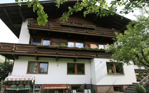 Klocker: Wasser, Tabelle, Geschirr, Eigentum, Himmel, Möbel, Gebäude, Fenster, Blau, Stuhl
