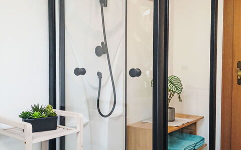 Maiklerhof: Interior Design, Badezimmer, Armatur, Installation, Zimmer, Duschtür, Glas, Fliese, Toilette