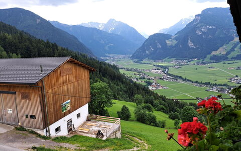 Maiklerhof: Wolke, Blume, Himmel, Pflanze, Berg, Ökoregion, Gebäude, Natürliche Landschaft, Grün, Natur