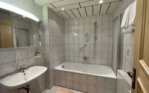 Fill: Armatur, Badewanne, Eigentum, Spiegel, Zapfhahn, Sinken, Badezimmer, Gebäude, Interior Design