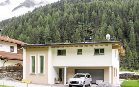 Leonie: Eigentum, Haus, Gebäude, Zuhause, Grundeigentum, Fahrzeug, Dach, Berg, Auto, Wohngebiet