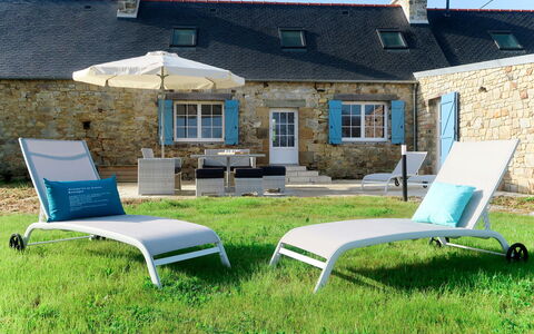 Le Vieux Chêne: Pflanze, Möbel, Himmel, Eigentum, Fenster, Gebäude, Rechteck, Blau, Azurblau, Gartenmöbel