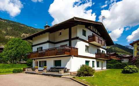 Pozza di Fassa 642: Wolke, Himmel, Pflanze, Gebäude, Eigentum, Fenster, Baum, Haus, Natürliche Landschaft, Grundstueck