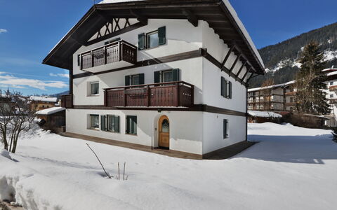 Pozza di Fassa 642: Himmel, Gebäude, Schnee, Eigentum, Fenster, Pflanze, Baum, Haus, Steigung, Wohngebiet