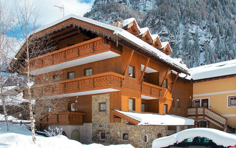 Campitello 633: Schnee, Gebäude, Eigentum, Wolke, Himmel, Berg, Fenster, Baum, Auto, Fahrzeug