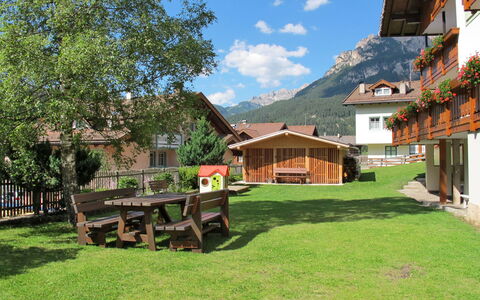 Campitello 634: Pflanze, Himmel, Gebäude, Wolke, Eigentum, Baum, Natur, Natürliche Landschaft, Außenbank, Holz