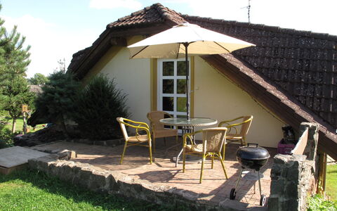 Horakova: Eigentum, Gebäude, Haus, Hütte, Dach, Hinterhof, Terrasse, Grundeigentum, Garten, Schatten