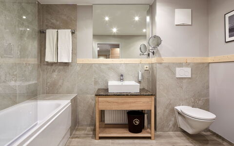 Sankt Michael im Lungau 644: Badezimmer, Zimmer, Eigentum, Fliese, Fussboden, Interior Design, Wand, Möbel, Armatur, Badezimmerschrank
