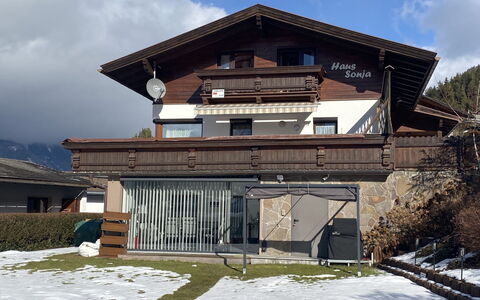 Sonja: Wolke, Himmel, Pflanze, Gebäude, Fenster, Schnee, Haus, Steigung, Baum, Hütte
