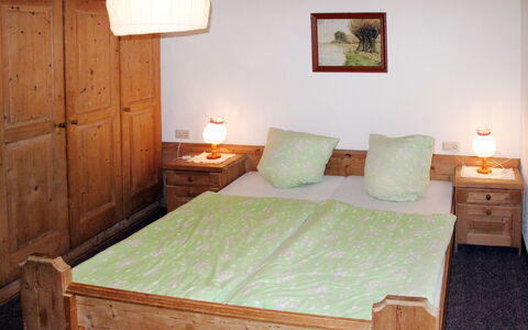 Josef: Schlafzimmer, Möbel, Zimmer, Bett, Eigentum, Bettrahmen, Bettdecke, Fussboden, Matratze, Interior Design