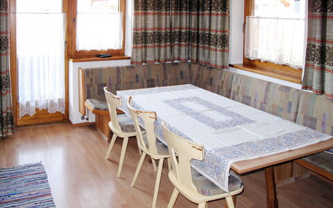 Josef: Zimmer, Möbel, Eigentum, Tabelle, Fussboden, Haus, Gebäude, Interior Design, Esszimmer, Tischdecke