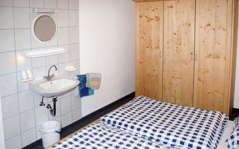 Josef: Badezimmer, Zimmer, Eigentum, Fliese, Fussboden, Interior Design, Wand, Möbel, Die Architektur, Haus