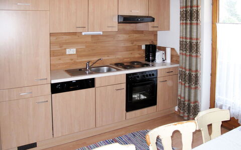 Josef: Zimmer, Möbel, Cabinetry, Eigentum, Küche, Countertop, Interior Design, Gebäude, Herd, Haus