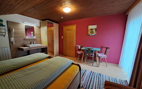 Schragl: Möbel, Komfort, Holz, Gebäude, Fernsehen, Textil, Beleuchtung, Interior Design, Flooring, Fussboden