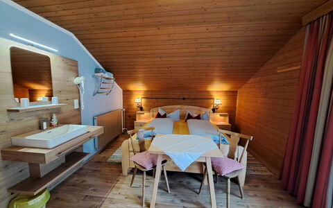 Schragl: Möbel, Tabelle, Eigentum, Gebäude, Komfort, Holz, Interior Design, Beleuchtung, Fussboden, Flooring