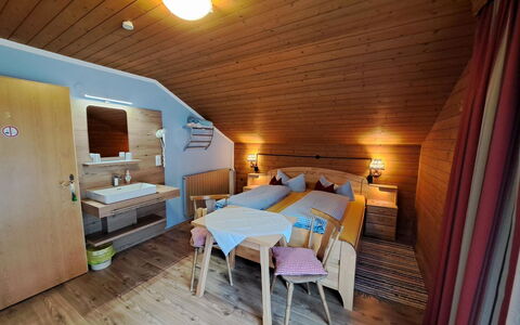 Schragl: Möbel, Komfort, Gebäude, Bettrahmen, Holz, Kissen, Interior Design, Bett, Fussboden, Haus