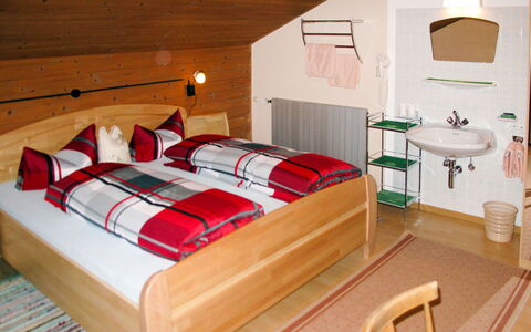 Schragl: Schlafzimmer, Zimmer, Bett, Möbel, Eigentum, Bettrahmen, Interior Design, Bettdecke, Suite, Bedding