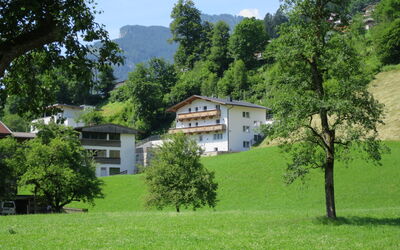Mayrhofen 853: Pflanze, Gebäude, Himmel, Daytime, Eigentum, Fenster, Baum, Urban Design, Nachbarschaft, Eigentumswohnung