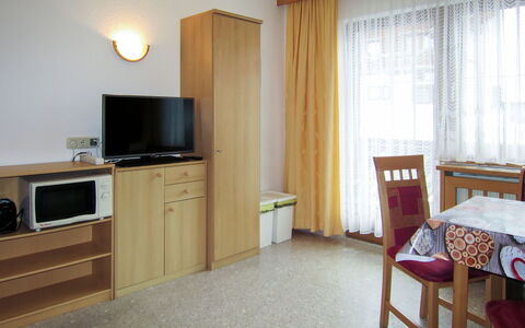 Beate: Zimmer, Möbel, Eigentum, Interior Design, Fussboden, Gebäude, Wand, Cabinetry, Haus, Grundeigentum