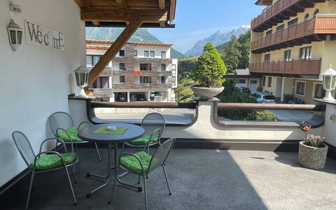 Sölden 723: Pflanze, Gebäude, Möbel, Eigentum, Himmel, Tabelle, Fenster, Stuhl, Blumentopf, Zimmerpflanze