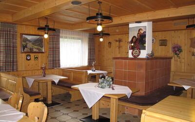 Pitzwald (Soe429) 726.2: Zimmer, Gebäude, Möbel, Eigentum, Interior Design, Decke, Tabelle, Blockhaus, Cabinetry, Holz